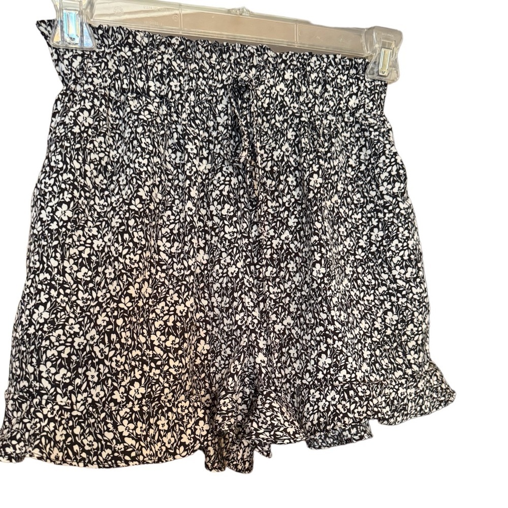 Paper Bag Ruffled Shorts - Picture 4 of 5